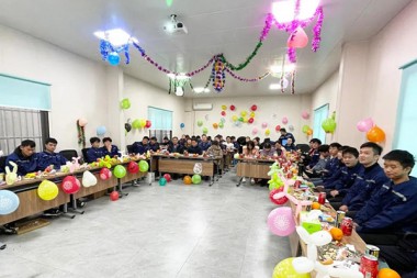 JWELL го поздрави новогодишниот ден со благослови и смеа